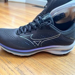 Women’s Mizuno Wave Rider size 9